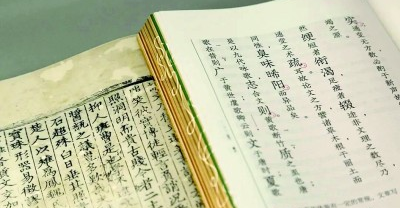 古籍与现代书籍融合的意象图